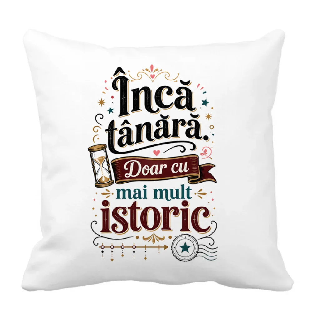 Husă de pernă aniversară 40x40 cu mesaj „Încă tânără, doar cu mai mult istoric”