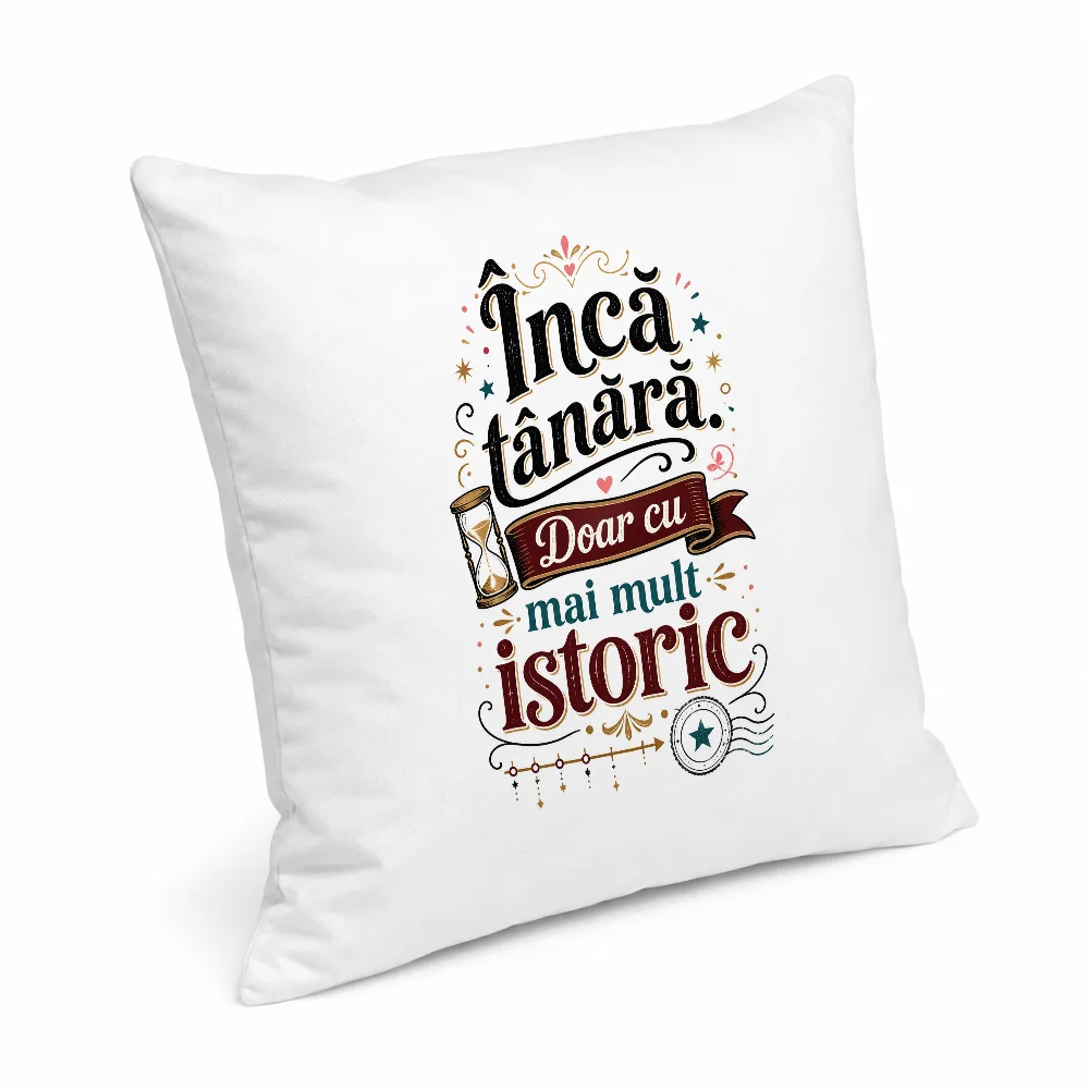 Husă de pernă aniversară 40x40 cu mesaj „Încă tânără, doar cu mai mult istoric”